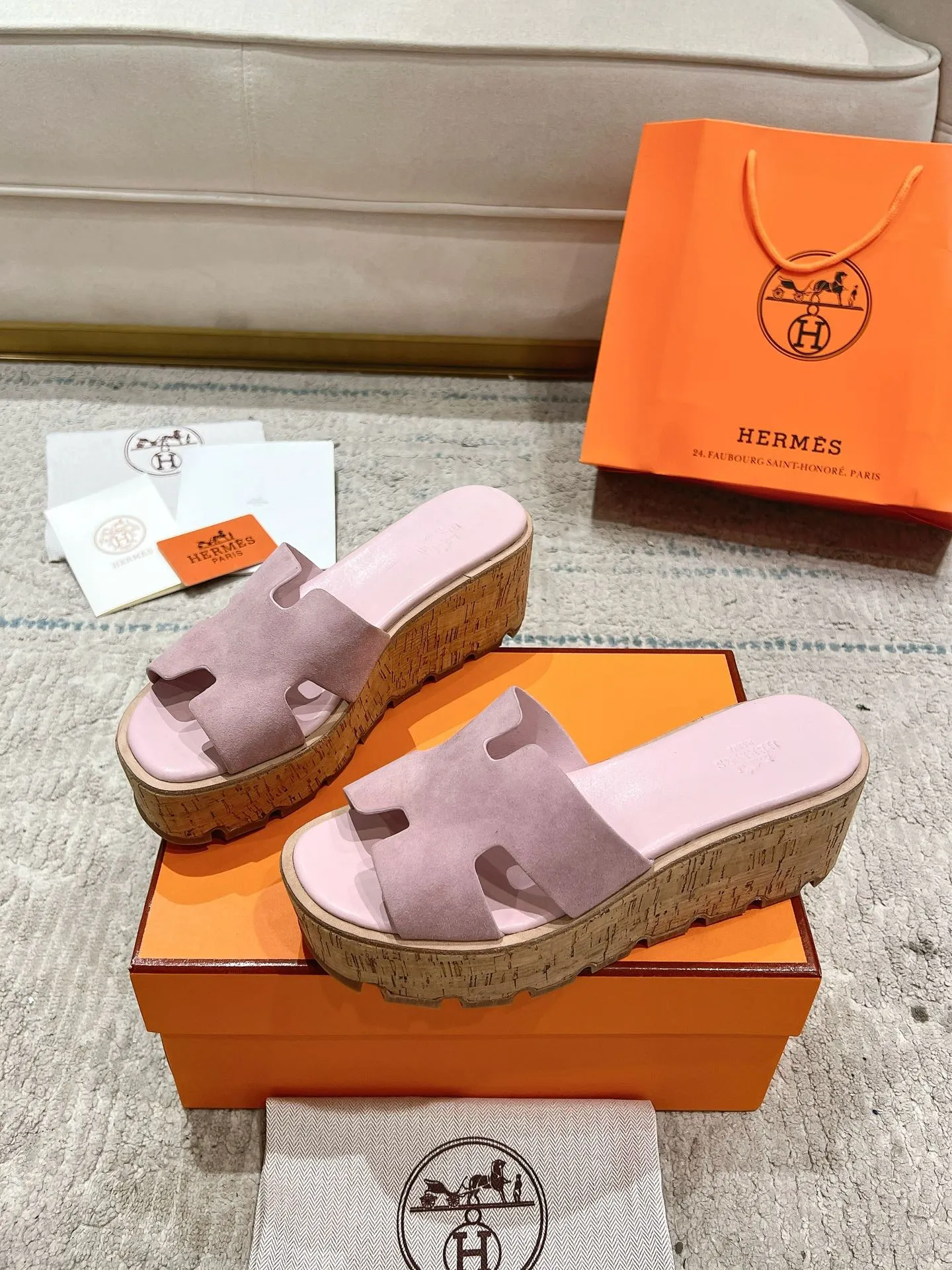 👟👟Ex-factory price 540👟👟 High version of the 2024 spring and summer new HERMES Hermès counter new style. The wedge-heeled Erjiu sandals and slippers, which have been extremely popular recently, are paired with various colorful socks. They are very trendy. Upper: cowhide. Outsole: technological imitation wood sole. Heel height: about 7cm. Size: Female 35-41 (40/41 non-refundable and non-exchangeable)
